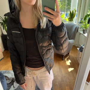 Peak performance jacka - Jacka från peak performance i xs. perfekt vindjacka. Kan mötas upp i Sundbyberg/stockholm annars står köparen föe frakten