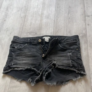 Jeans shorts - De är väl använda, lite slitage men ändå hela. Lite vitt stänk på framsidan som ej går bort men ingen lägger märke till de för de sjunker så bra in i shortsen
