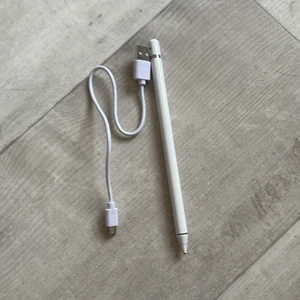 Anderssons ipencil  - Använd 3 gånger så är som ny, aldrig laddat den. Fungerar som den ska.