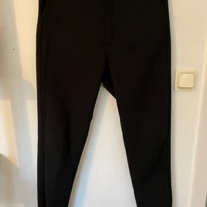 Gina tricot kostymbyxor strl 38 - Svarta byxor, lite noppiga men annars fina.