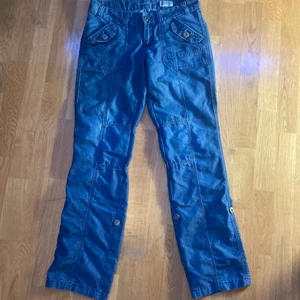 Cargo byxor blå - Superfina och mysiga cargo liknande blåa byxor !! I storlek: W29 / L32 💙💙 Originelt köpta på sellpy men aldrig använt! 