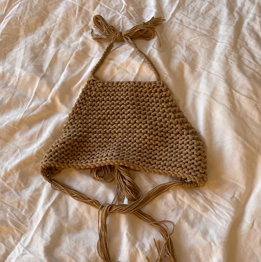 Säljer då det inte är min stil💕 toppen är helt oanvänd och i bra skick, materialet är jättemjukt och bekvämt💕 säljer för 40kr +52kr frakt så totalen blir 92kr💕 skriv privat vid intresse och pris kan alltid diskuteras💕. Yläosat.