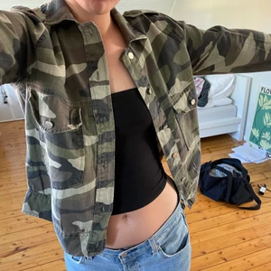 Storlek 34 - Snygg camoflage jacka i storlek 34, fast passar mig som har s/m💛 bud på 280kr, köp direkt för 300+frakt!