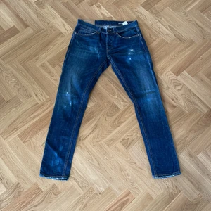 Dondup jeans (modell- George) strl 33 - Snygga blå jeans ifrån Dondup i ett mycket fint skick! Knappt använda! Model George. Skriv om ni har frågor eller funderingar! 