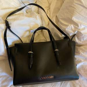 Calvin Klein väska, självklart äkta köpt på design only. Kan sälja billigare vid snabb affär!🌸