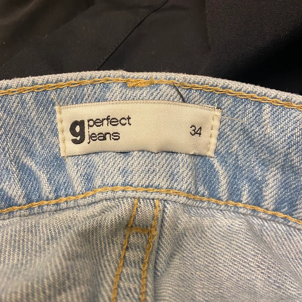 90s jeans från Gina tricot. Väldigt fina i bra skick och änvända 1 gång. Säljer dessa jeans eftersom att dem it riktigt va min stil. Kan mötas upp och även levereras. Skriv privat för övriga frågor eller om intresserad 🥰. Jeans & Byxor.