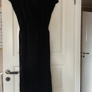 Bershka klänning  - Svart klänning använd 1 gång. Storlek 26. Kan skickas 