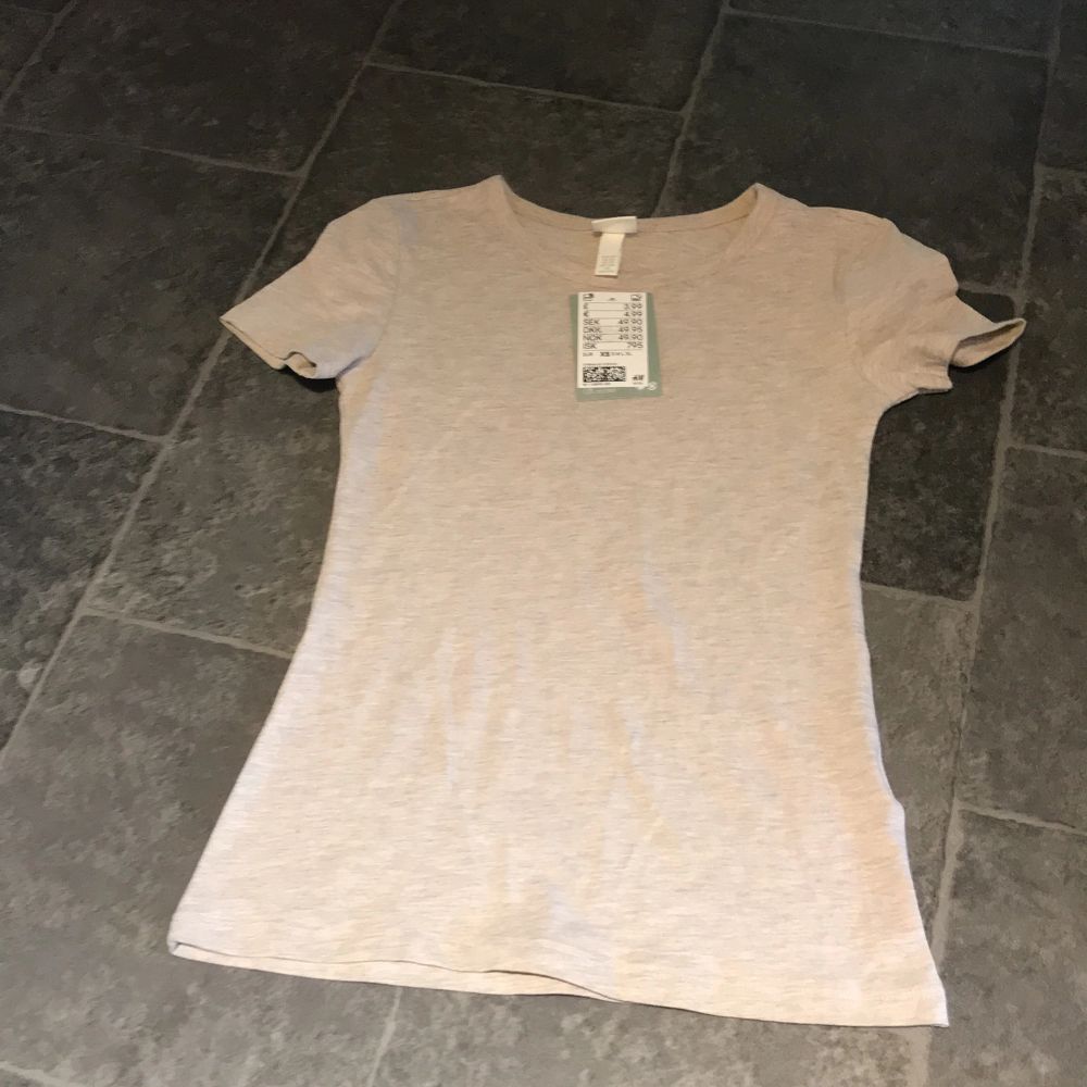 Säljer denna tröjan från H&M, aldrig använd prislappen är fortfarande kvar. Nypris- 50. T-shirts.