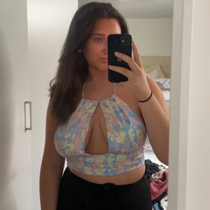 Sommartopp - den absolut snyggaste sommartoppen jag beställt, tyvärr passar den inte mina bröst, rekommenderar inte att någon med större bröst köper den då detta är en L och de får ej plats. Sjukt fint mönster och färger med en vit kjol osv!