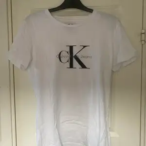 En vit Calvin Klein T-shirt i gott skick använd ca 2 ggr bra passform