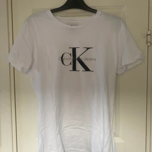 Ck T-shirt  - En vit Calvin Klein T-shirt i gott skick använd ca 2 ggr bra passform