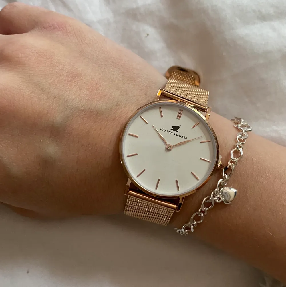 Säljer denna rosé-guld klockan. Från märket: hexter&baines , nypris 1000.  💕🌸. Accessoarer.