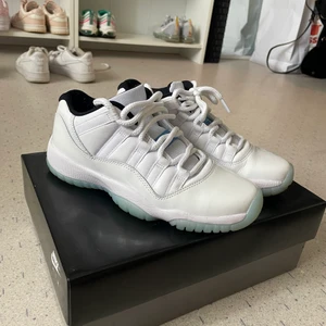 Air Jordan 11 low  - Air Jordan 11 low köpta på SNKRS appen. Knappt använda och i fint skick. Box finns kvar. 