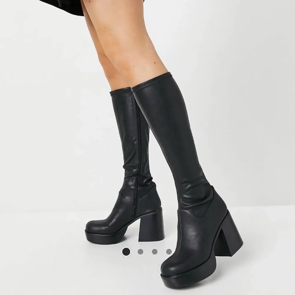 Söker dessa platå boots från ASOS eller från annat märke med samma modell, platå, knähöga med tight passform storlek 39. Skor.