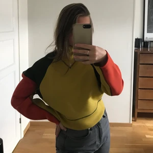Hm trend sweatshirt - Denna supercoola tröja ifrån hm trend. Riktigt cool passform och liknar lite våtdräcksmaterial. Den går även upp i halsen. Prislappen kvar!! Säljer för 200kr o köparen står för frakten!😊