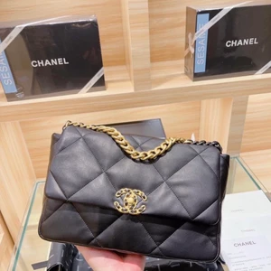 Chanel väska  - Helt ny i kartong då den inte kommit till användning. Nypris 2000 kr. 