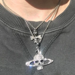 vivienne westwood halsband  - Vivienne Westwood halsband☠️✨. Köpt av min syster på Grailed. Äkta såklart! 