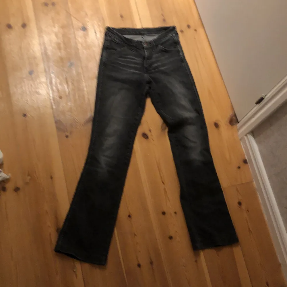 svart/grå bootcut jeans från wrangler!! ascoola men är tyvärr för små för mig 😕 . Jeans & Byxor.