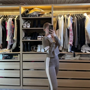 Set (tröja och byxor) - Jag säljer ett set (tröja och byxor) som är i ett mycket bra skick. Jag köpte de för 400kr men säljer de för 100kr