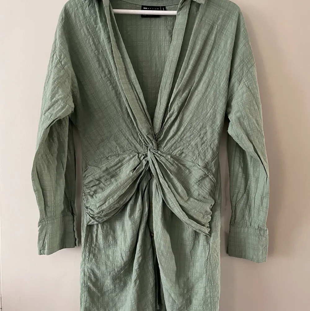 Grön klänning från ASOS Design, endast använd enstaka gånger. Storlek 38 🌼. Klänningar.