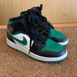 Air Jordan 1  - Säljer mina Air Jordan 1 i strl. 37,5. Använda men i fint skick, inköpta 2020! 