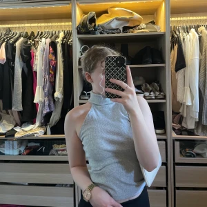 Topp - Jag säljer en topp som är i ett mycket bra skick. Jag köpte den för 300kr men säljer den för 50kr