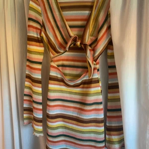 Klänning - En så fin slutsåld klänning från asos, köpt den här på Plick för 670kr men den var för liten för mig så därför säljer jag nu vidare den! Storlek 36, helt nytt skick!🥰 För fler frågor är det bara att höra av dig!