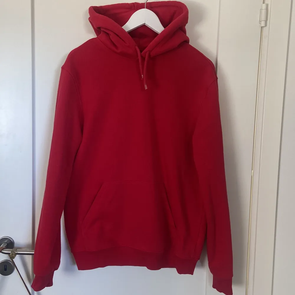 Säljer denna röda hoodie från HM då den ej kommer till användning längre🌸🌸. Hoodies.
