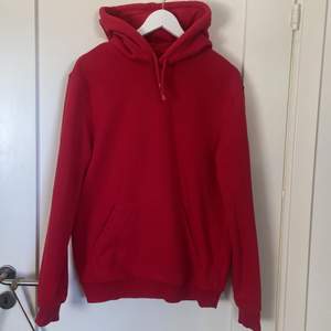 Säljer denna röda hoodie från HM då den ej kommer till användning längre🌸🌸
