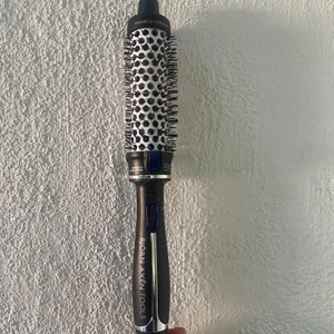 Björn Axén värmeborste! - Helt ny Björn Axén värmeborste, använd en gång! Den är jättebra och man får absolut  det resultat man vill ha av en värmeborste/fönborste. Lätt att använda och snabbt uppvärmd. Säljer pågrund av flytt! 