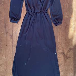 Mörkblå långklänning; perfekt för den som vill ha klänning på sig i det svenska klimatet ;)