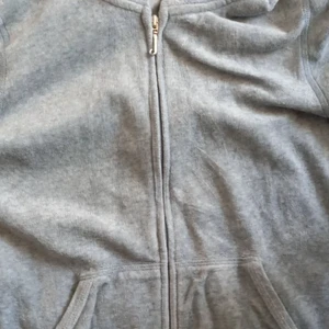 Vintage juicy couture zipup  - ‼️Trycket syns mer i verkligheten‼️ Säljer denna juicy zipup då den är för liten. Denna var en av mina favoriter förut då den gav en väldigt y2k/2000 talet look. Är i storlek S men är snarare som en Xs och har en väldigt fin passform som framhäver midjan. Bara att skriva för fler bilder!🥰 Pris går alltid att diskuteras!💗