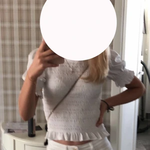 Sommartopp - Vit ribbad topp med puffärm från & other stories men säljs inte längre 