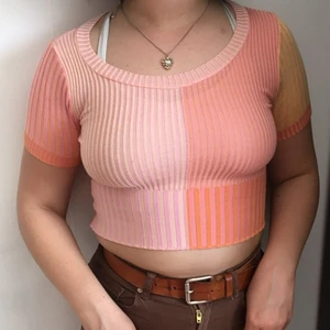 Peach multifärgad topp 🍑 - Skönt material, perfekt nu till sommaren, väldigt unik. Köparen betalar för frakt men jag kan mötas upp i Stockholm <3