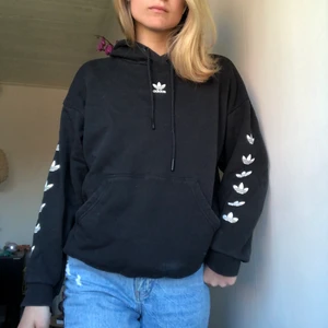 Adidashoodie!!💛 - Så fin passform på denna, och mysig!!! Använder inte längre och därav säljer jag den. Passar XS/S och M men då inte lika oversized❤️ 