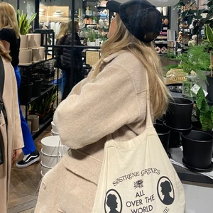 Na-kd jacka/kappa - Säljer denna beiga kappan/jackan som är så fin till våren. Säljer pga att jag har en likadan i svart😇 Fint skick och nypris är 879kr. 