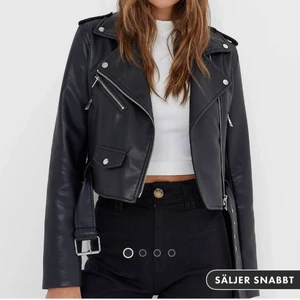 SKINNJACKA FRÅN STRADIVARIUS ❤️‍🔥 - En skinn imitations jacka i jättefint skick från ASOS ( stradivarius) knappt använd❤️‍🔥❤️‍🔥 strl S