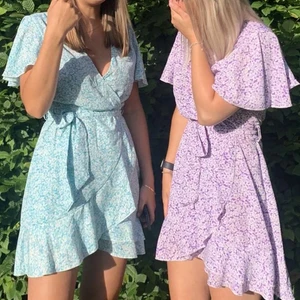  Lila Klänning - Säljer båda klänningarna på bilden. Storlek XS. Då många skrivit så är det nu budgivning och priset är för 1 klänning. Denna annons gäller nu den lila klänningen. Gör en till annons där det blir budgivning på den blåa. Kolla in den!