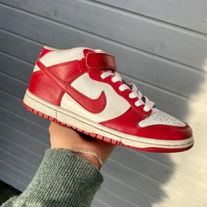 DUNK UNIVERSITY RED 2004 - INTRESSEKOLL på dessa otroliga nike dunk mid ”university red” från 2004 i en så fin klarröd färg! I otroligt bra skick för sin ålder, knappt några defekter. Denna modell säljs inte alls längre, och denna colorway är sjukt ovanlig. Så himla fina, perfekta nu till sommaren! Skriv för frågor eller fler bilder!❤️❤️