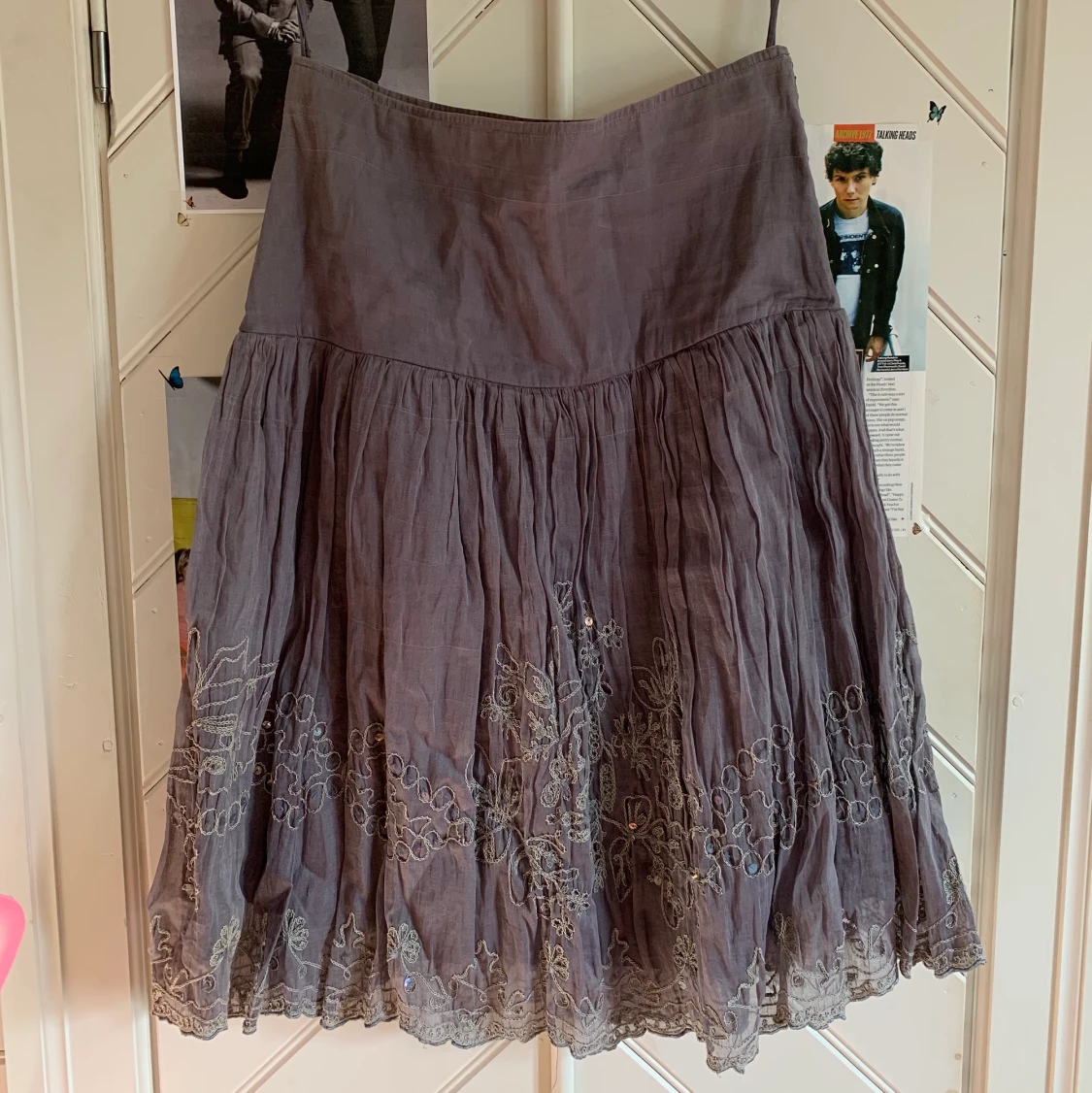 Lilagrå/silvrig kjol