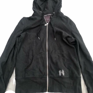 Victoria’s Secret zipup hoodie - en OTROLIGT SNYGG victoria’s secret zipup hoodie med rhinestones på ryggen i bra kvalitet. den är verkligen för fin men sitter inte bra på mig alls tyvärr😞 inte oversized på mig som är en S, 173cm lång. priset är diskuterbart<3 hör av dig vid intresse o frågor!!