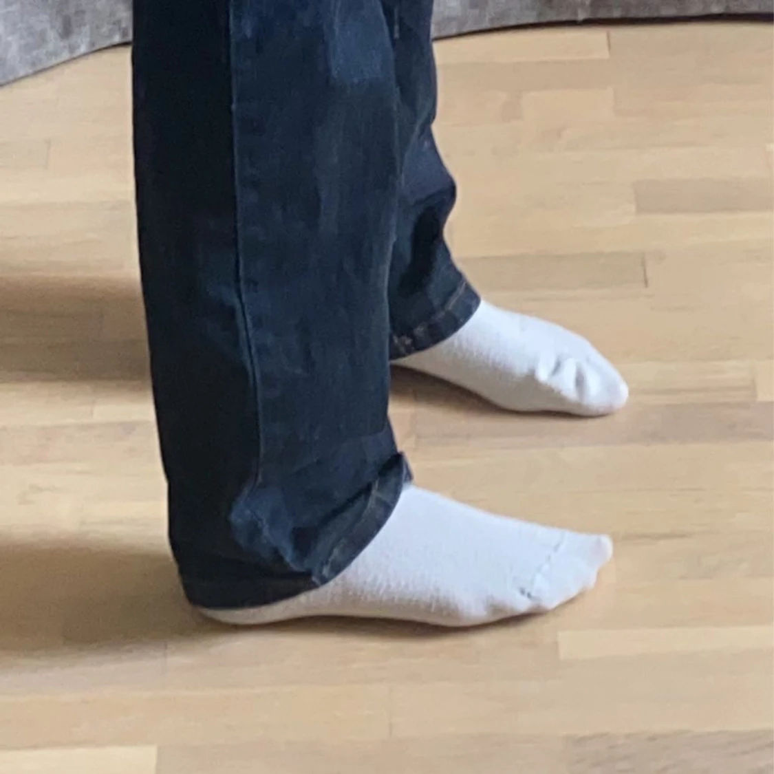 Ett par lågmidjade jeans i mörkblå färg - 91