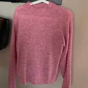 Rosa stickad tröja - Så fin rosa färg, nyskick💓💓💓