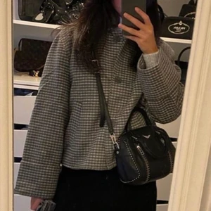 Vårjacka - (Lånade bilder) Rutig vårjacka/kort kappa från nakd, använd fåtal gånger. Storlek 32 men oversize så passar större❤️