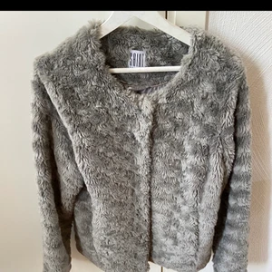 SAINT TROPEZ jacka  - En kort jacka med skönt material. Knappt använd därav fint material. 