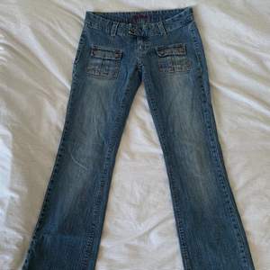 coola jeans köpta på plick för några månader sen, har knappt använt dem. innerbenslängd: 81cm, midja: 38cm (rakt över) gissar på stl 27-28