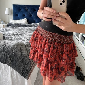 Volangkjol zara - Volangkjol från zara i nyskick! 150kr + frakt (alternativt budgivning om många intresserade)