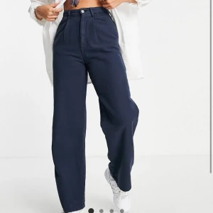 Blåa dad byxor - Blåa byxor från ASOS, slutsåld på hemsidan. Använd en gång så i nyskick