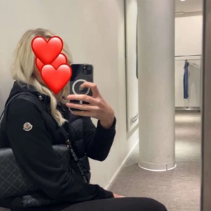 Monclear jacka😍 - Säljer min moncler jacka pga av att den inte kommer till användning. Den är i mycket fint skick. Kan även tänka mig att byta emot cardigan. Hör av er för fler bilder eller frågor. 3500 kr.❤️ 