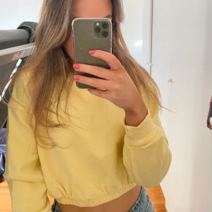 Gul sweatshirt  - Aldrig använd. Köparen står för frakt